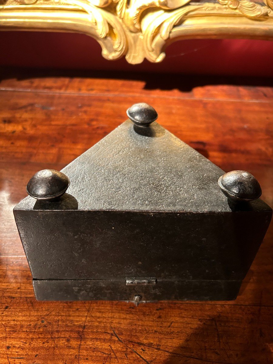 Triangular Wrought Iron Box With Systems Early 17th Century-photo-2