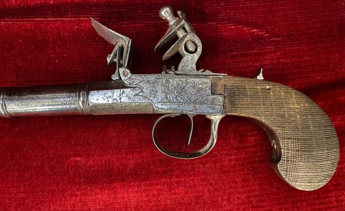 Pocket Flintlock Pistol With Engraved Chest - 18th Century-photo-3