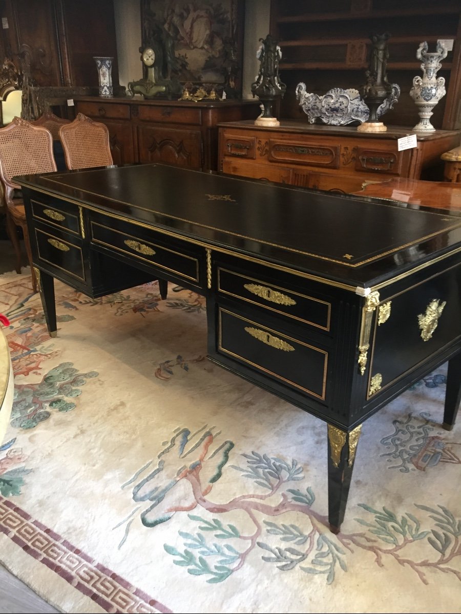 Très Beau et élégant  Bureau Ministre à Caissons De Style Louis XVI 