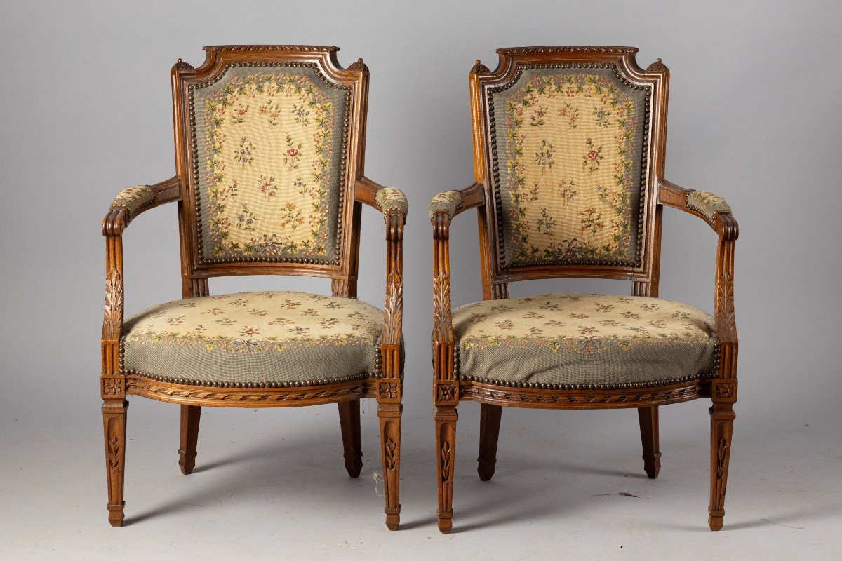 Paire De Fauteuils En Noyer Sculpté Recouvert De Tapisseries Aux Points époque Louis XVI 