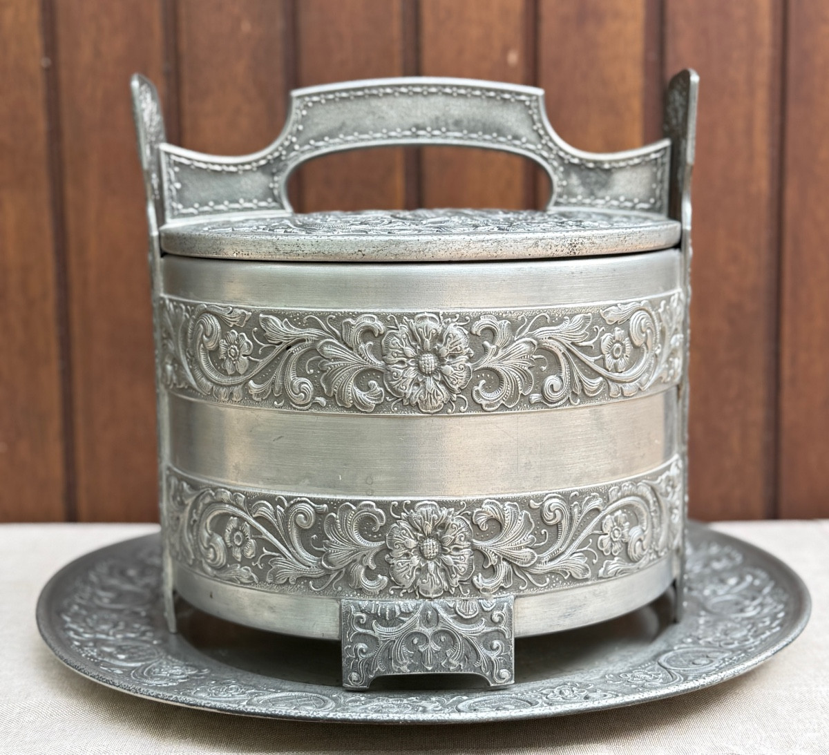 Pot En étain Avec Grande Soucoupe Signé Eik Norway Herdet Tinn 1970 décor de style viking