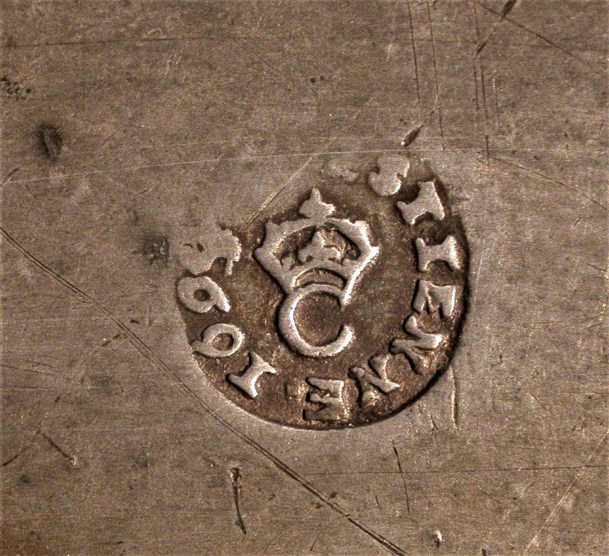 Paire de grands plats ''à la Cardinal'' en étain poinçonnés 1677 - XVIIe  siècle - N.91917