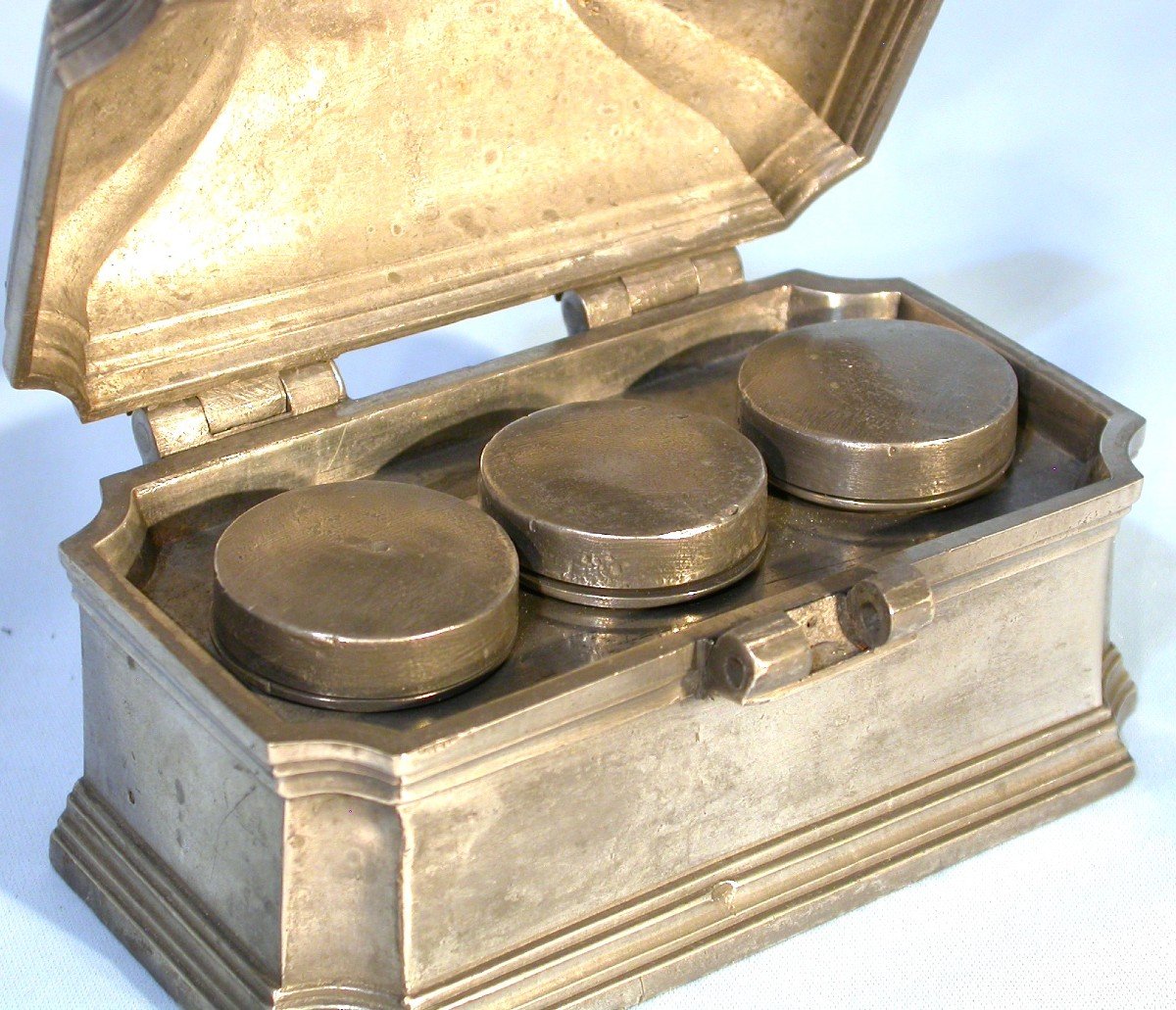 COFFRET AUX SAINTES HUILES EN ETAIN (étain), VERS 1700-photo-4