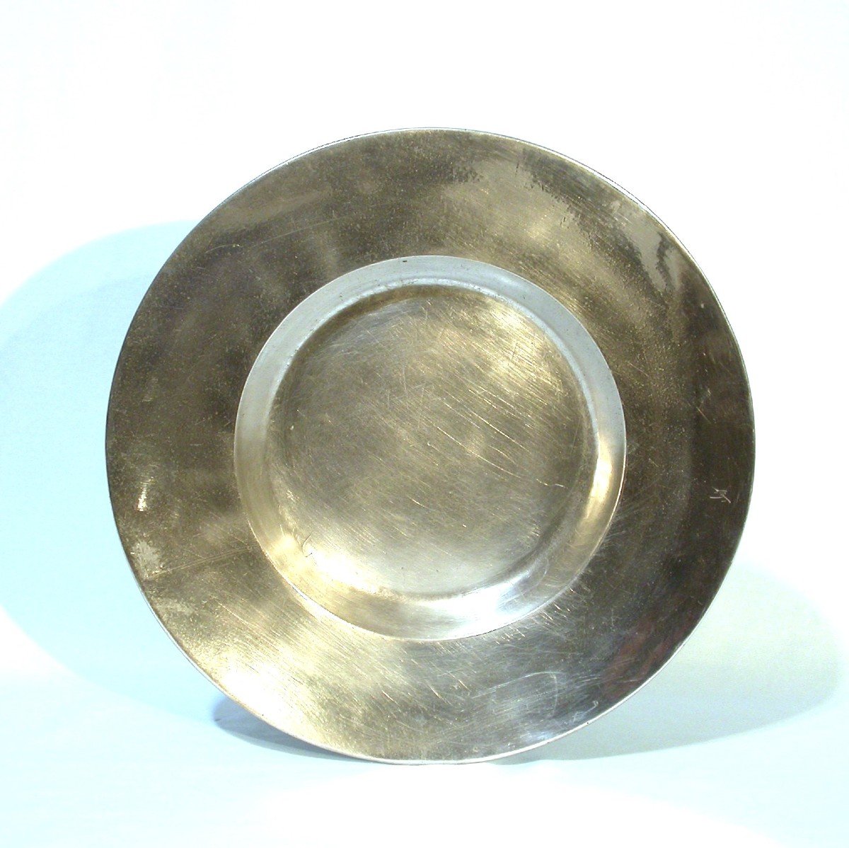 "à La Cardinal" Pewter Dish  - Lyon, 17th Century