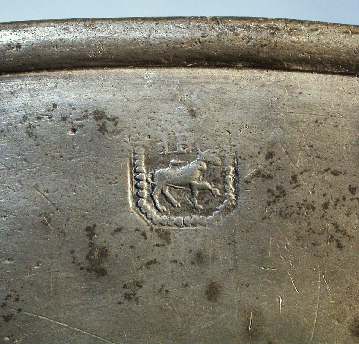 Large "cardinal" Pewter Dish  - Angers, Mid-17th Century-photo-5