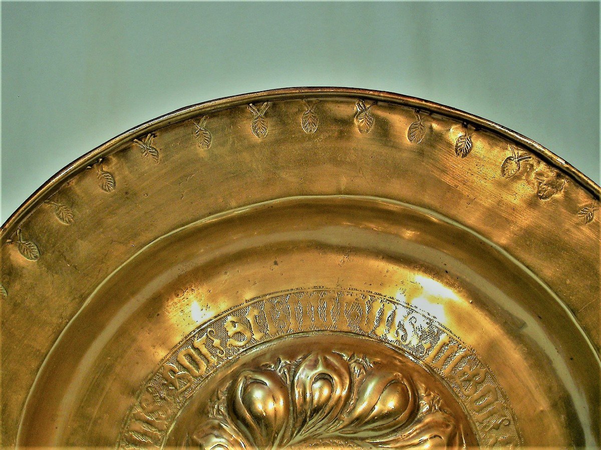 TRES GRAND PLAT D'OFFRANDE EN LAITON - AROUND 1600-photo-2