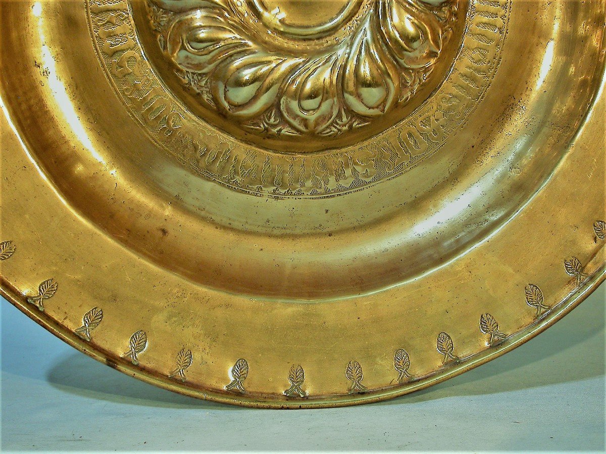 TRES GRAND PLAT D'OFFRANDE EN LAITON - AROUND 1600-photo-3