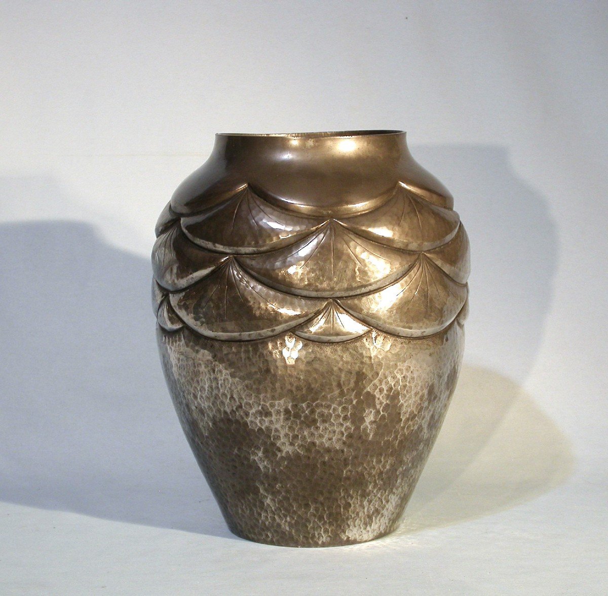 VASE "ART DECO" EN ETAIN DE RENE DELAVAN-photo-2