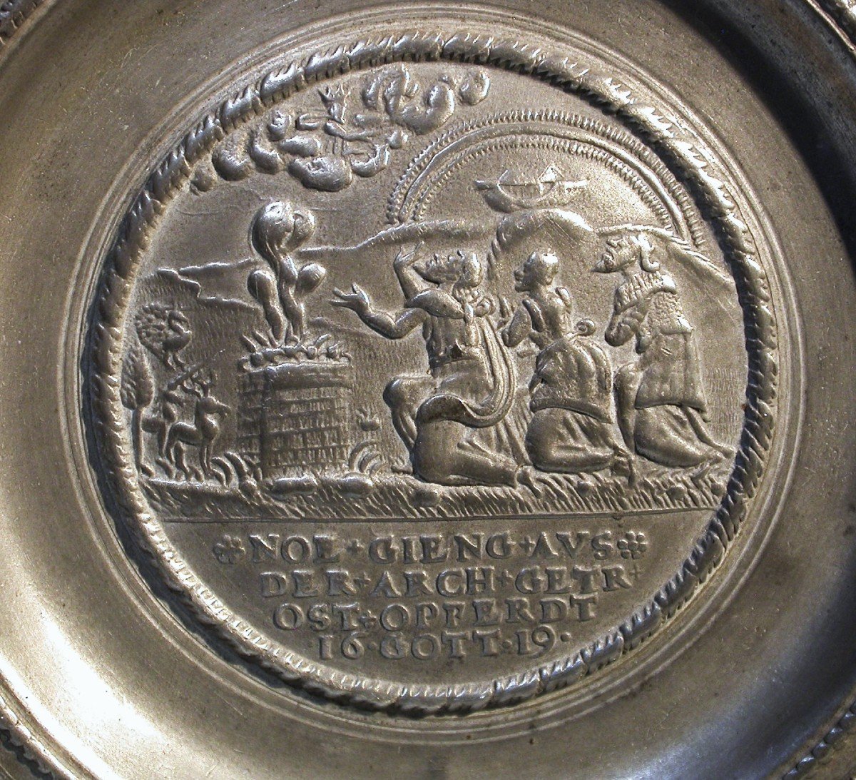 RARE ASSIETTE EN ETAIN - NUREMBERG, XVII ème s-photo-2