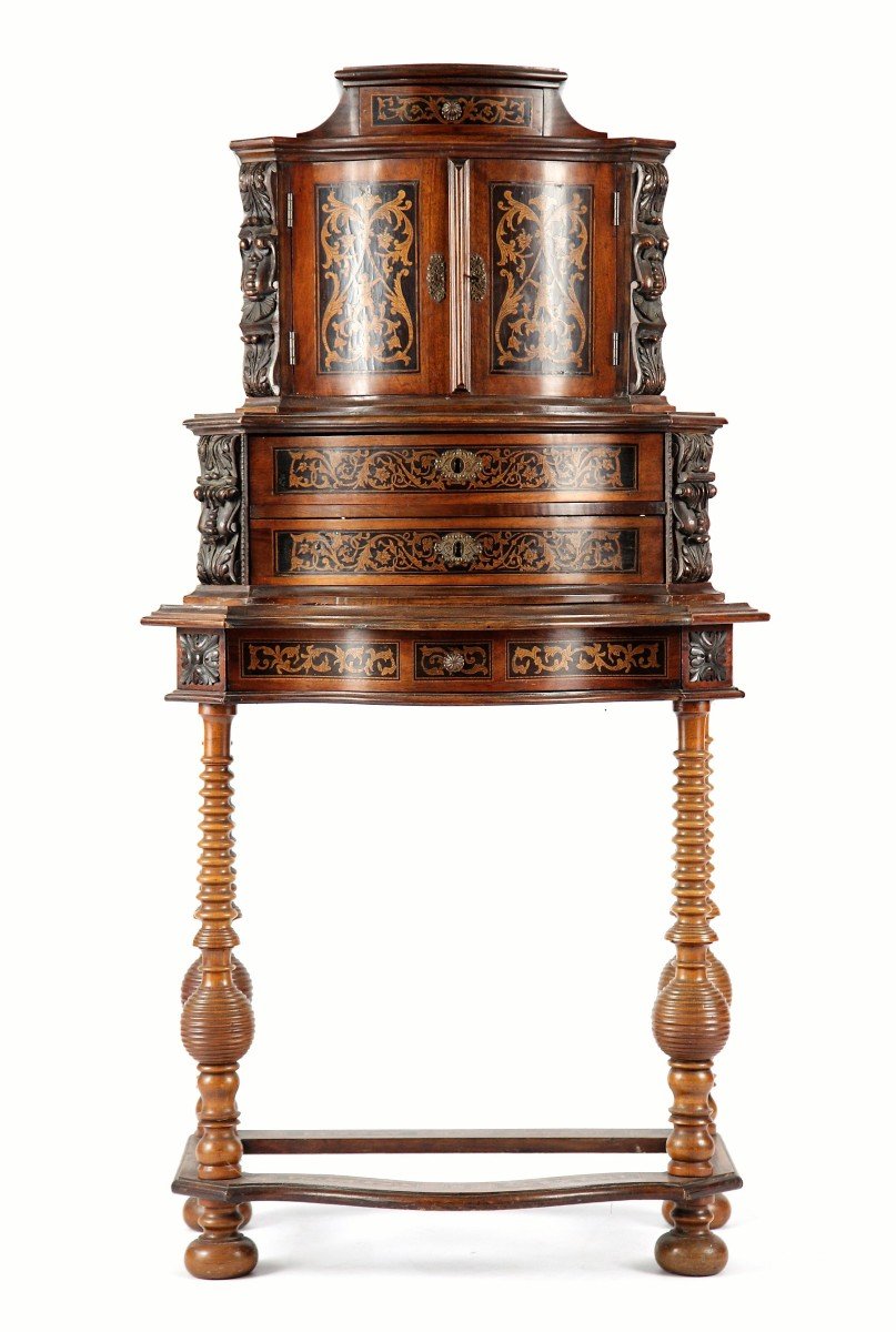 CABINET  EN NOYER  -  ALSACE, VERS 1800