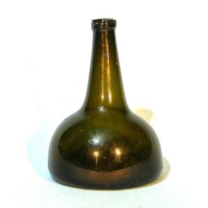 Glass Bottle Known As "horse Hoof" - Circa 1700