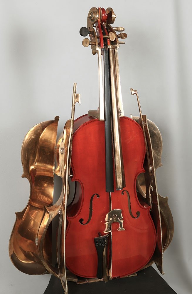 ARMAN, dans la Série « Destruction » le violoncelle, 120 cm