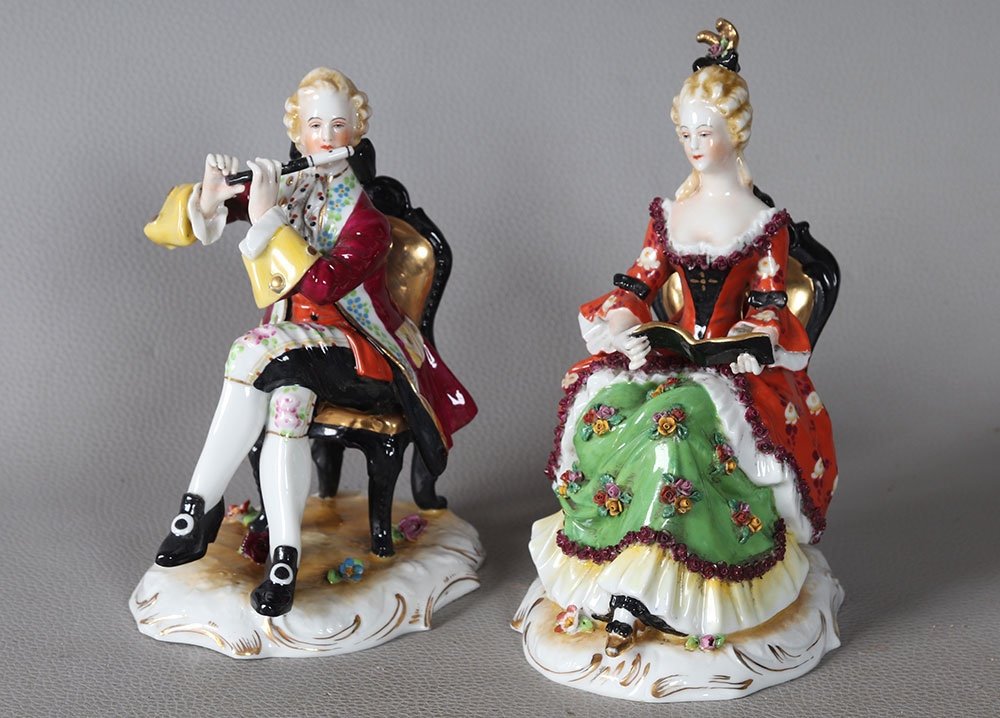 Couple, paire de Porcelaines avec cachet : M, hauteur : 17 et 18 cm