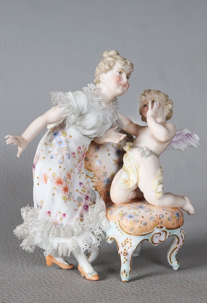 Femme et ange sur fauteuil, Porcelaine, hauteur : 11 cm