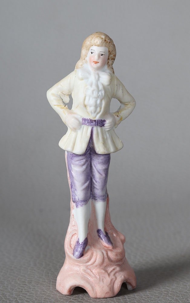 Young Man, Antique Porcelain, Height: 10.5 Cm