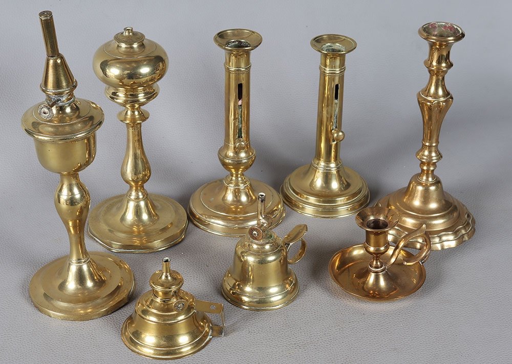 Lot de 8 cuivres, chandeliers, lampes pétrole,  XIXème et début XX ème