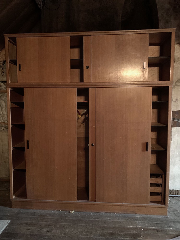 Grande armoire  1960, hauteur : 2,42 m.