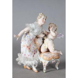 Femme et ange sur fauteuil, Porcelaine, hauteur : 11 cm