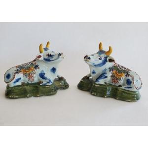 Delft - Pair Of Earthenware Cows - Signed - 18th Century