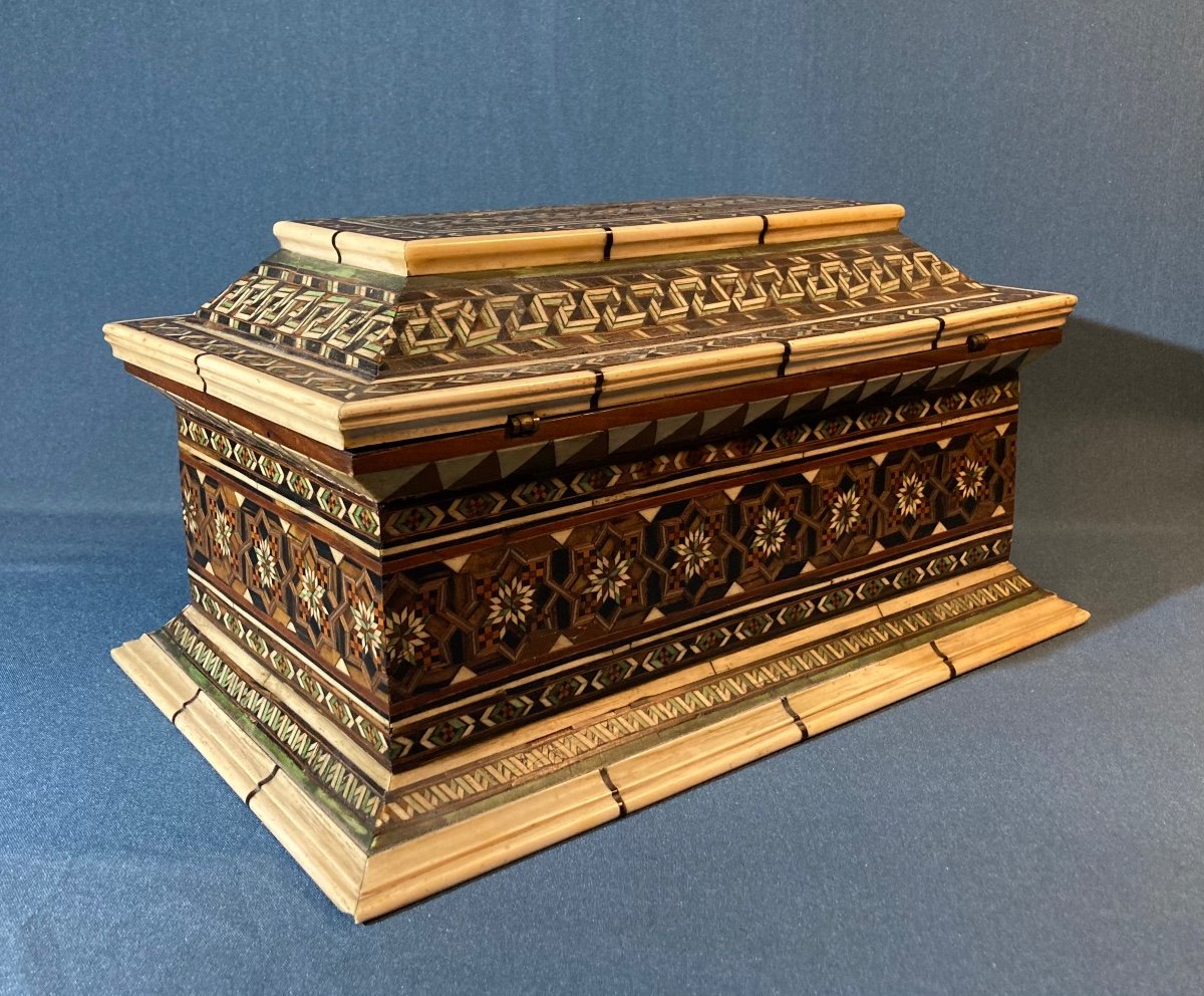 “Atelier  Embriachi , Venise, Vers 1500” Rare Coffret De Forme Sarcophage. -photo-2