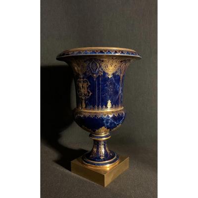 Vase De Forme Medicis à Fond Bleu Marbré, Manufacture De Sèvres Daté 1860