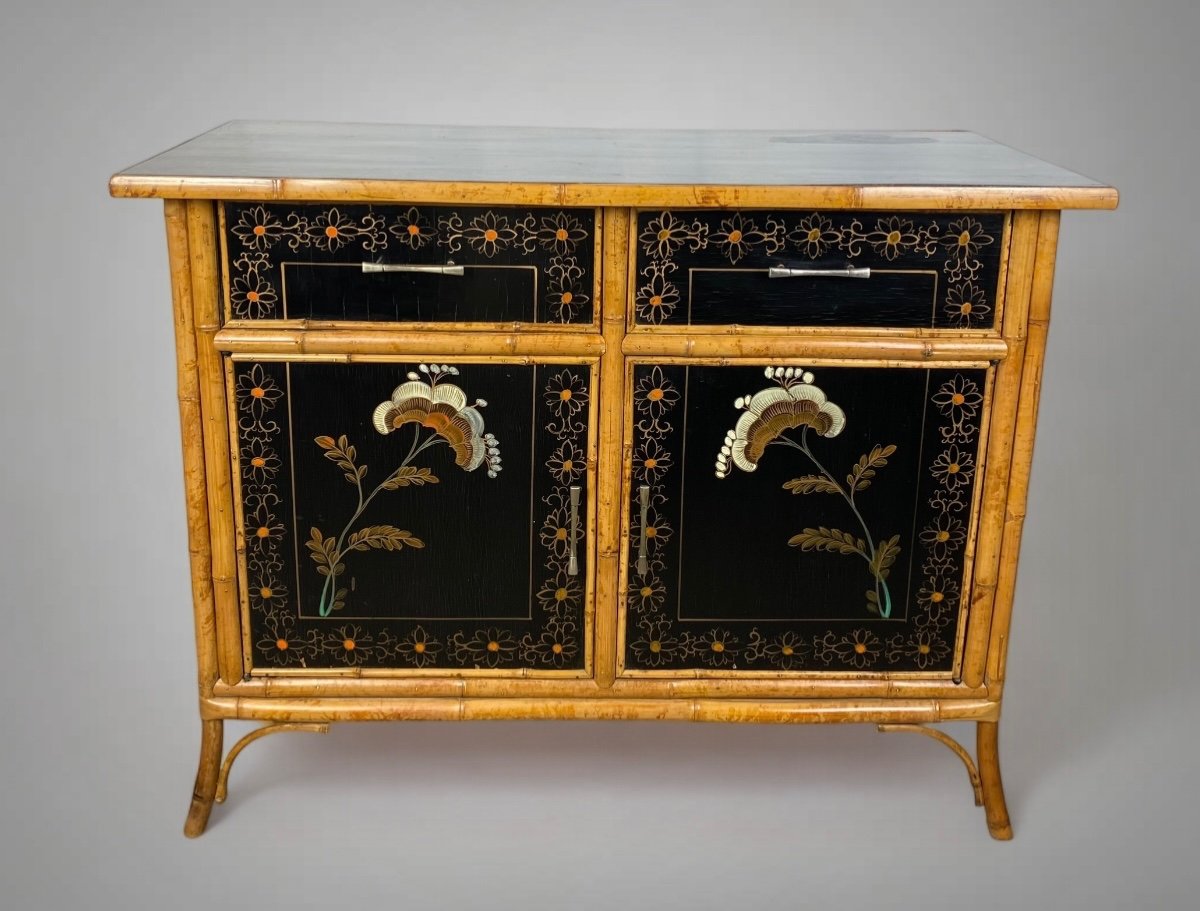 Petit Buffet Japonais 1930 Bambou Et Laque Noire Rehaussée De Fleurs