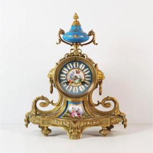 Pendule Louis XVI En Bronze Doré Et Porcelaine De Sèvre Bleu Celeste époque 19eme Siècle