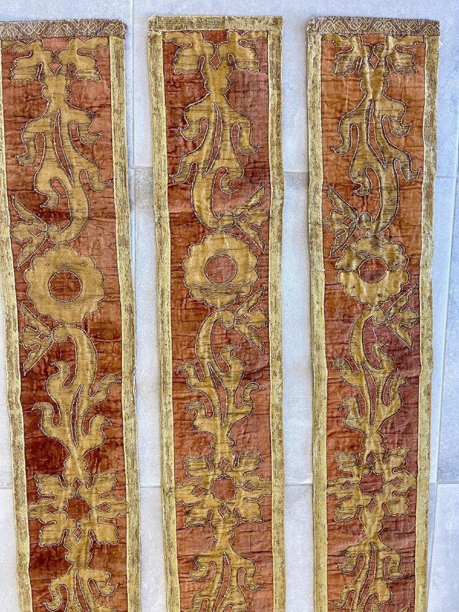 Rare Set Of Three Embroidered Slopes From The Early 17th Century-photo-2