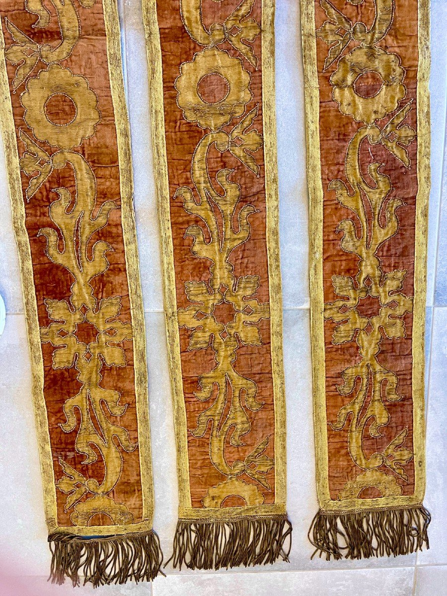 Rare Set Of Three Embroidered Slopes From The Early 17th Century-photo-3