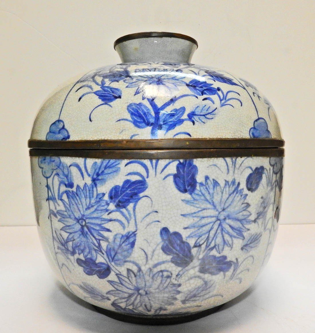 Chinese Porcelain Covered Pot Ming Brand-photo-2