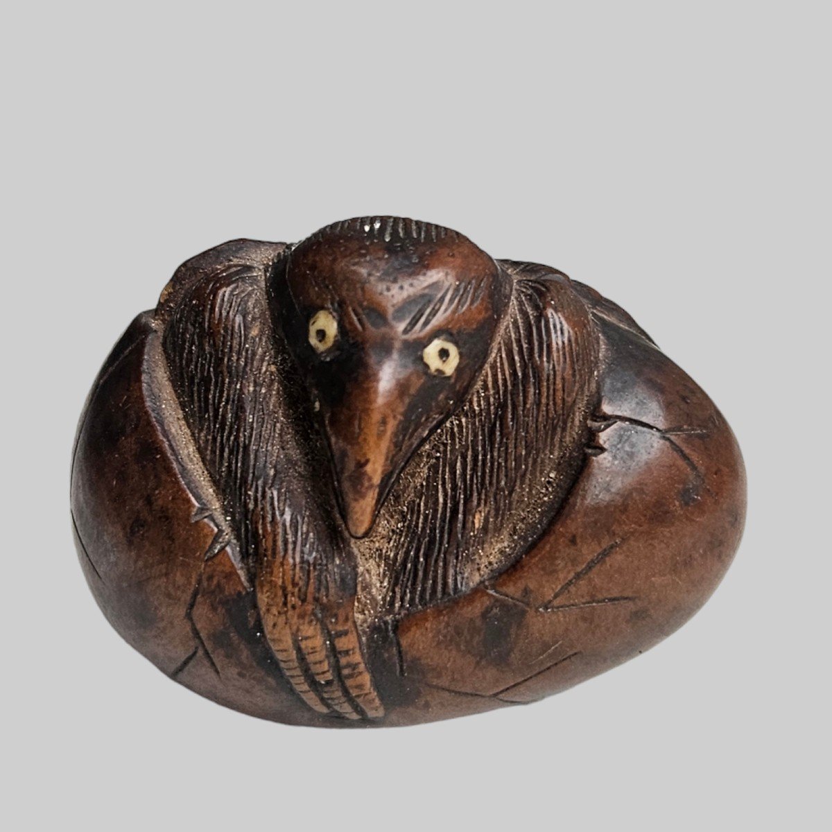 Netsuke D’un Tengu Sortant De Son Oeuf