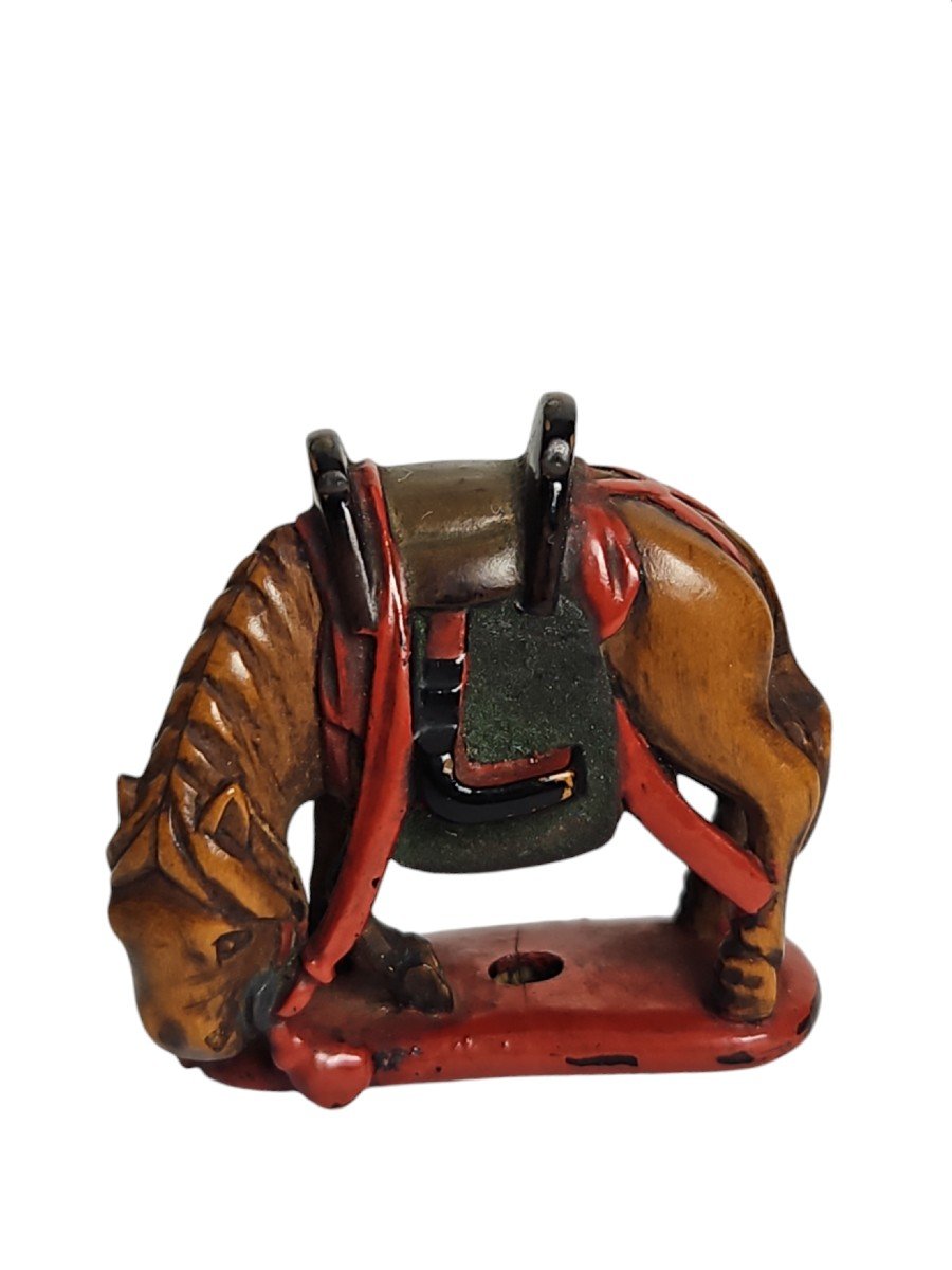 Cheval Sellé Au Pré.  Netsuke 