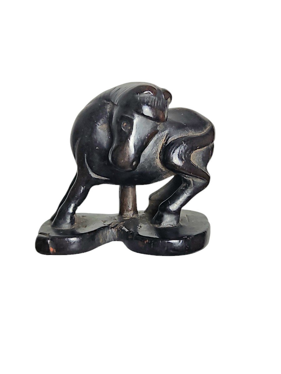 Cheval Chokaro Sur Une Gourde. Netsuke 