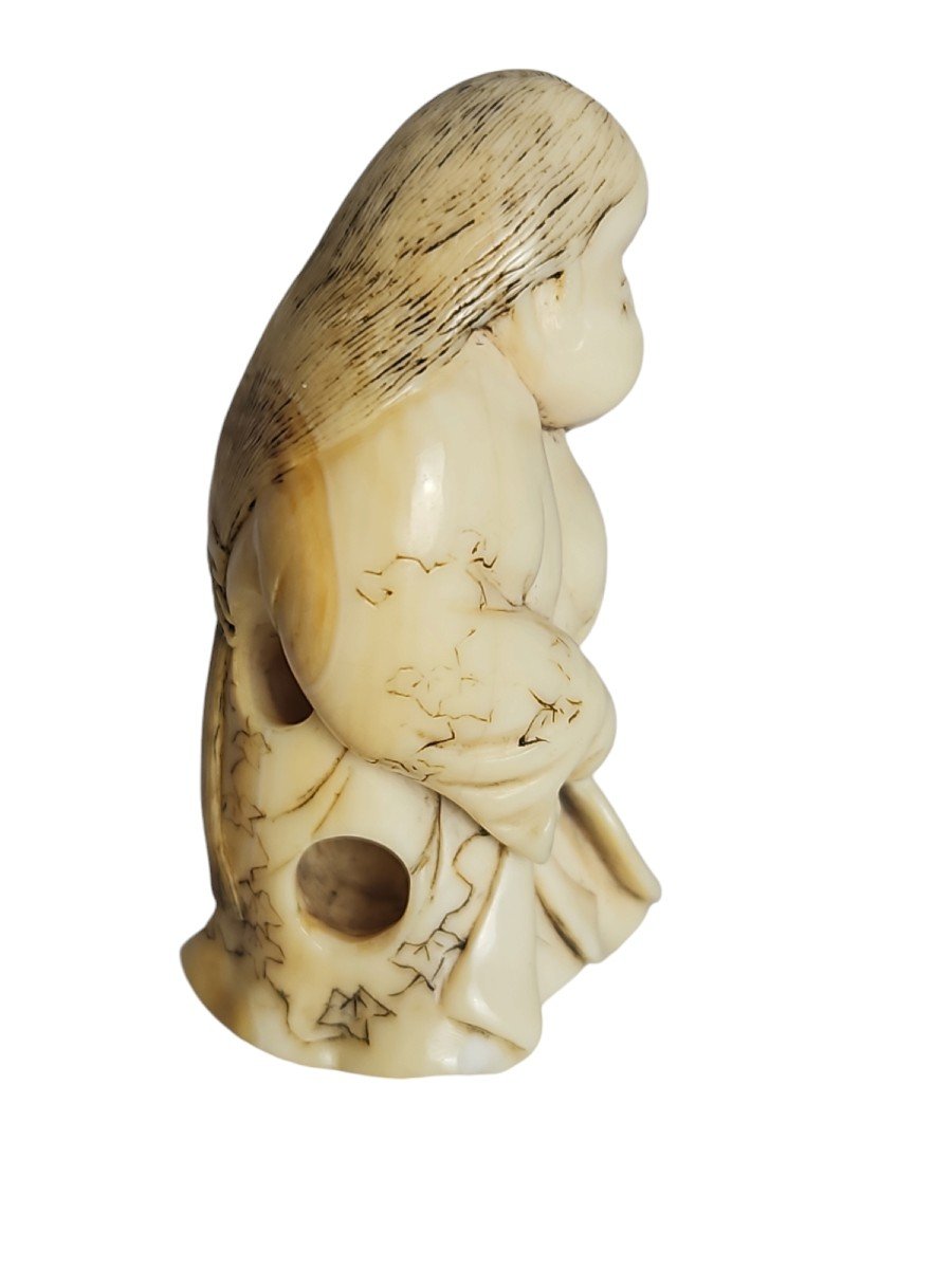 Okame à L’éventail .netsuke -photo-3