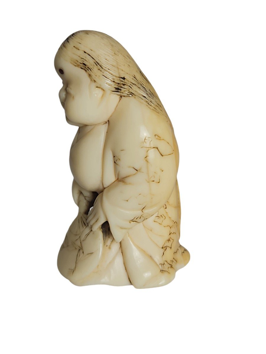 Okame à L’éventail .netsuke -photo-4