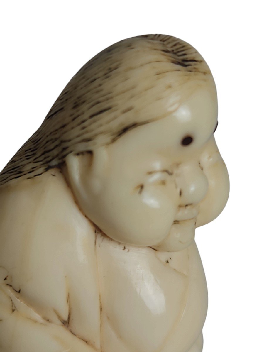 Okame à L’éventail .netsuke -photo-1