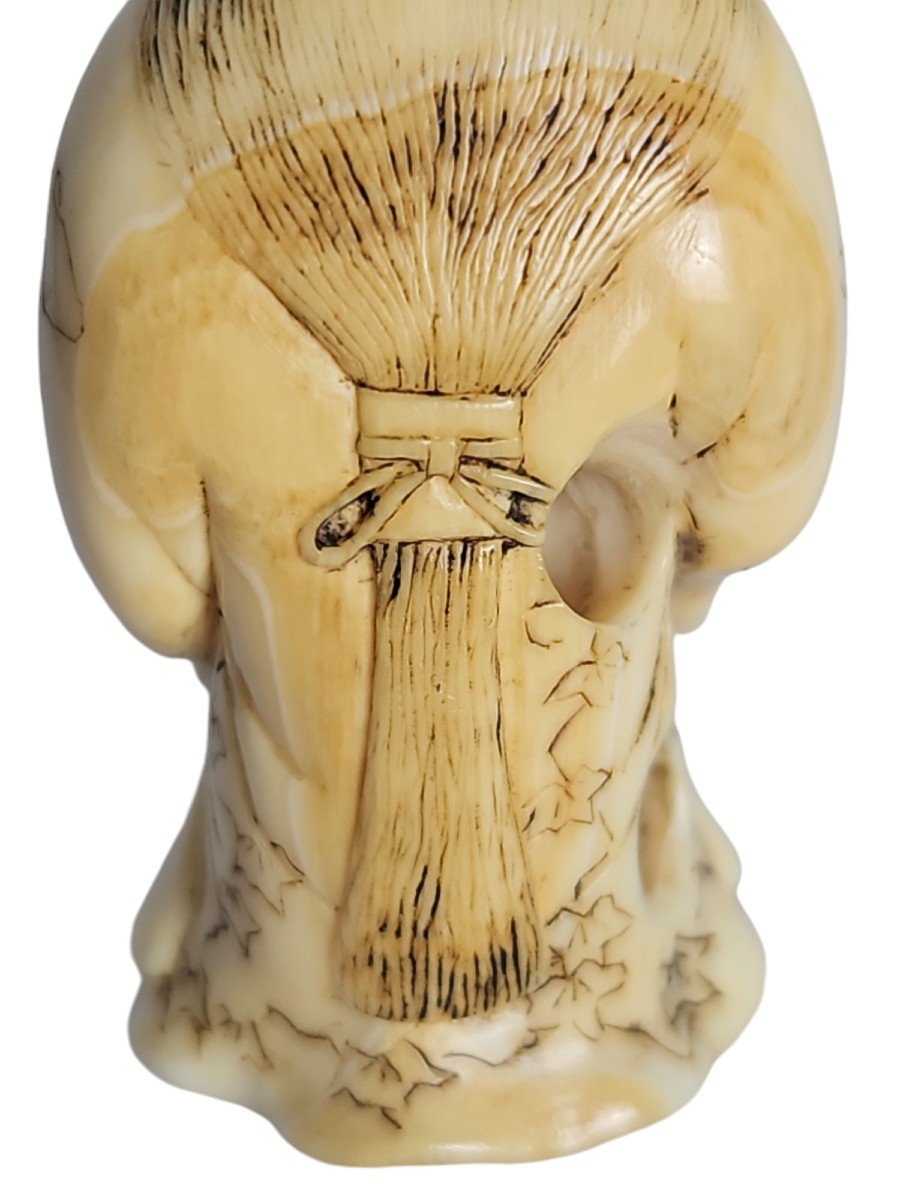 Okame à L’éventail .netsuke -photo-2