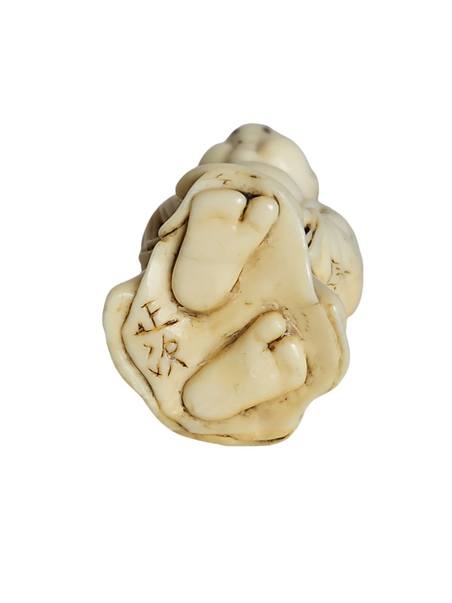 Okame à L’éventail .netsuke -photo-7