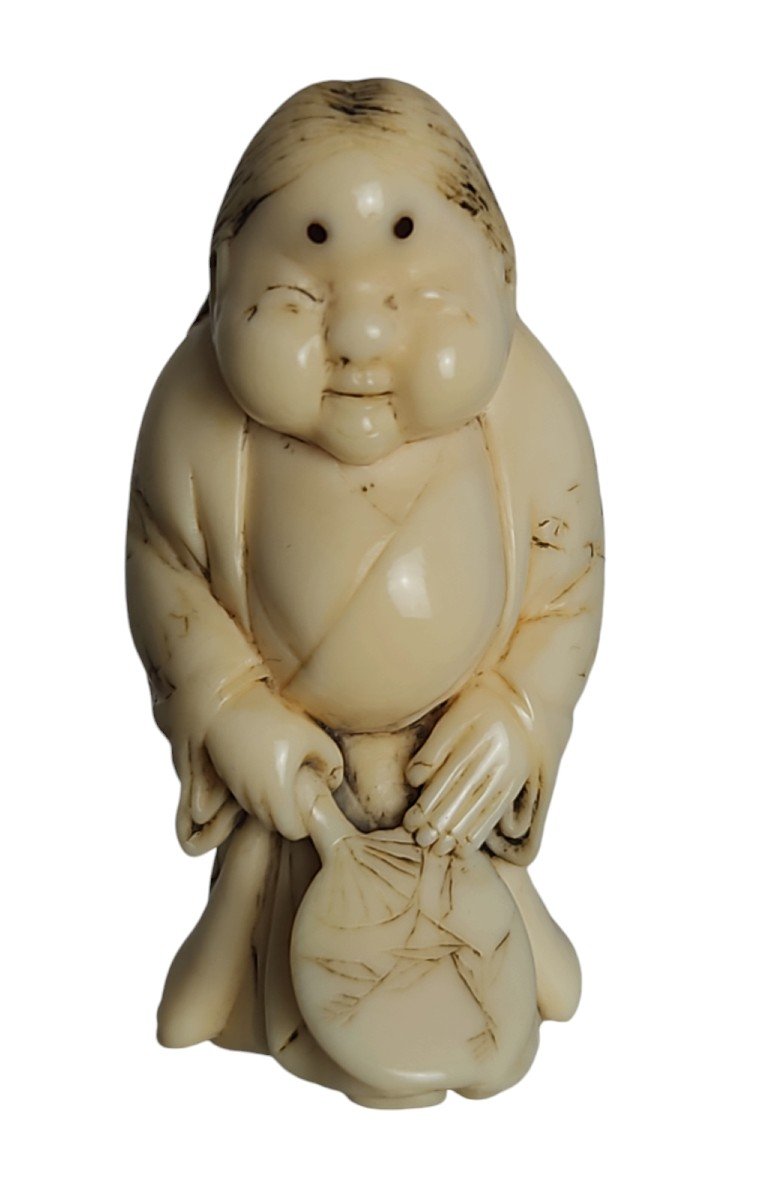 Okame à L’éventail .netsuke 