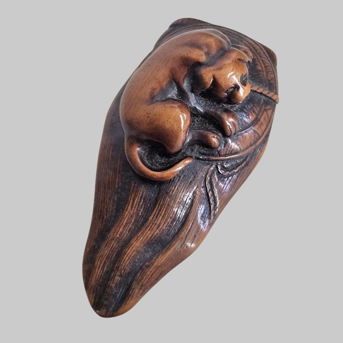 Netsuke Représentant Un Chien Couché 