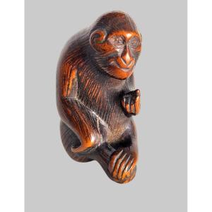 Netsuke Représentant Un Singe Attrapant Ses Puces