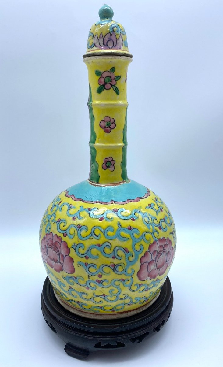 XIX Chine Ancien Vase En Porcelaine Straits Au Fond Jaune 