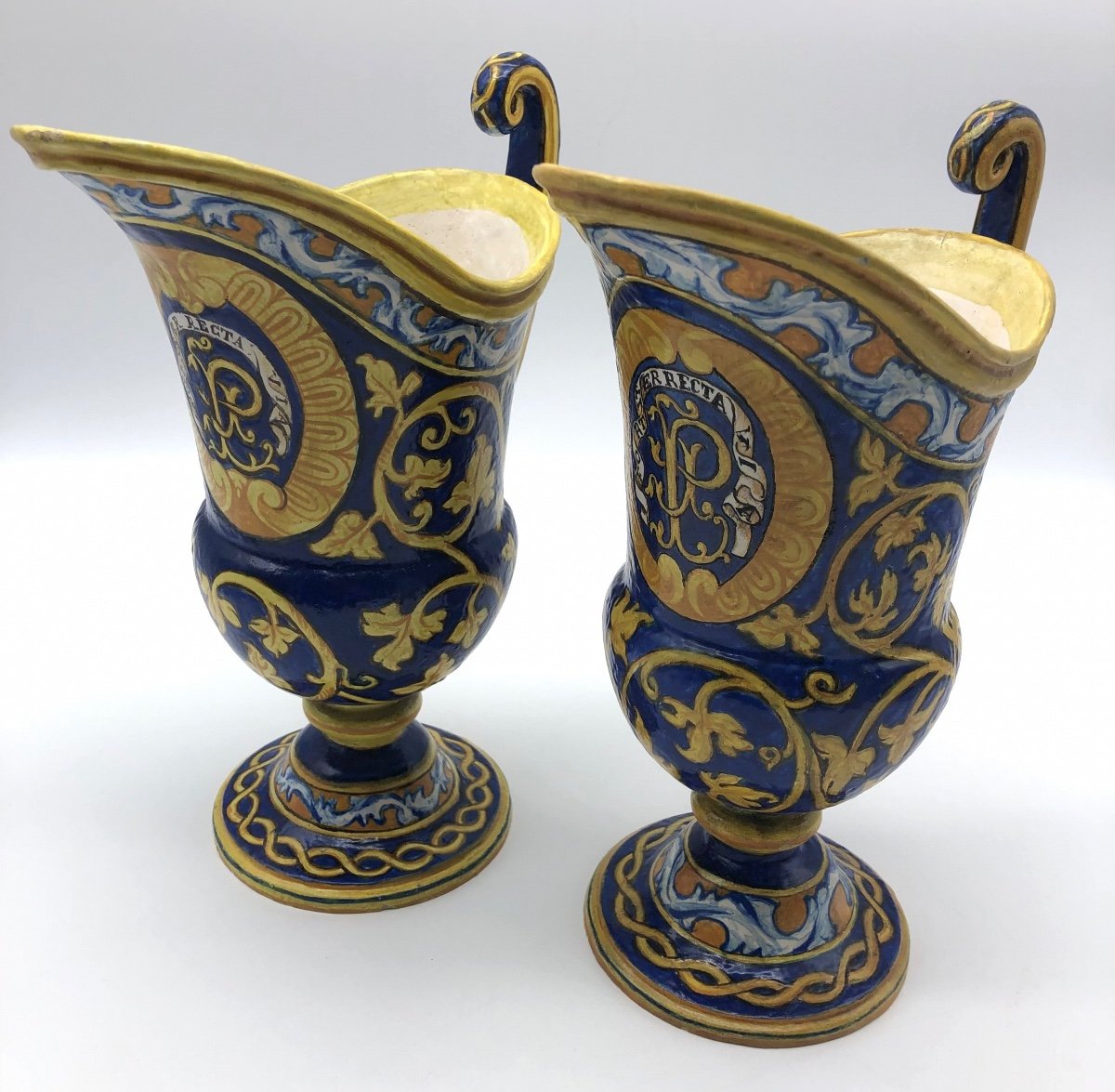 Rare Pair Of Antique Pitchers In Italian Majolica XVIII Faenza Caltagirone