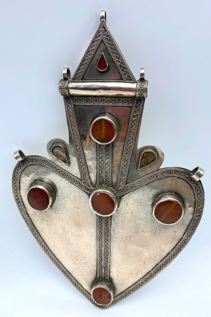 Antique Large 27 Cm Asyk Turkmenistan Ersari Heart Shaped Pendant In Silver And Carnelians