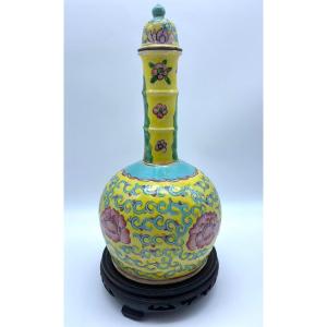 XIX Chine Ancien Vase En Porcelaine Straits Au Fond Jaune 