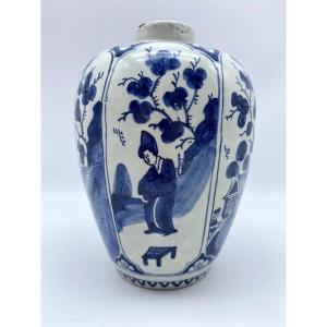 XVIII Ancien Vase Delft Ovoïde En Faience Céramique Chinoiserie decor de longues dames Kangxi