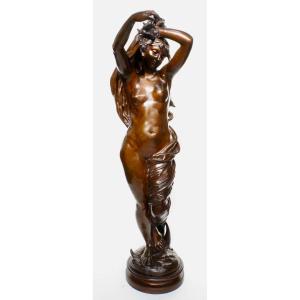 "Jeune femme Tenant Une grappe de figues" Bronze à Patine Brune Nuancée