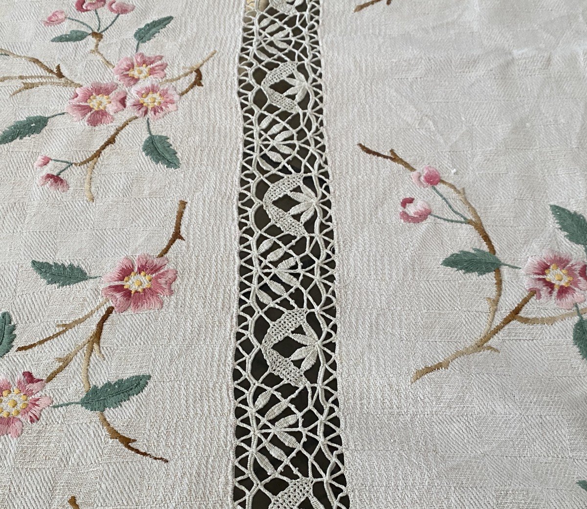 Large Linen Tablecloth With Checkerboard Decor And Embroidered With 19th Century Flowers-photo-3