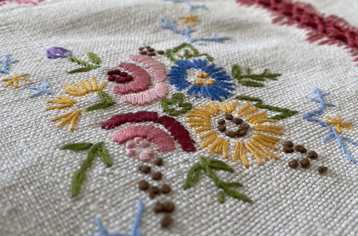 Embroidered Linen Tablecloth Decorated With Bouquets Of Flowers 19th-photo-3