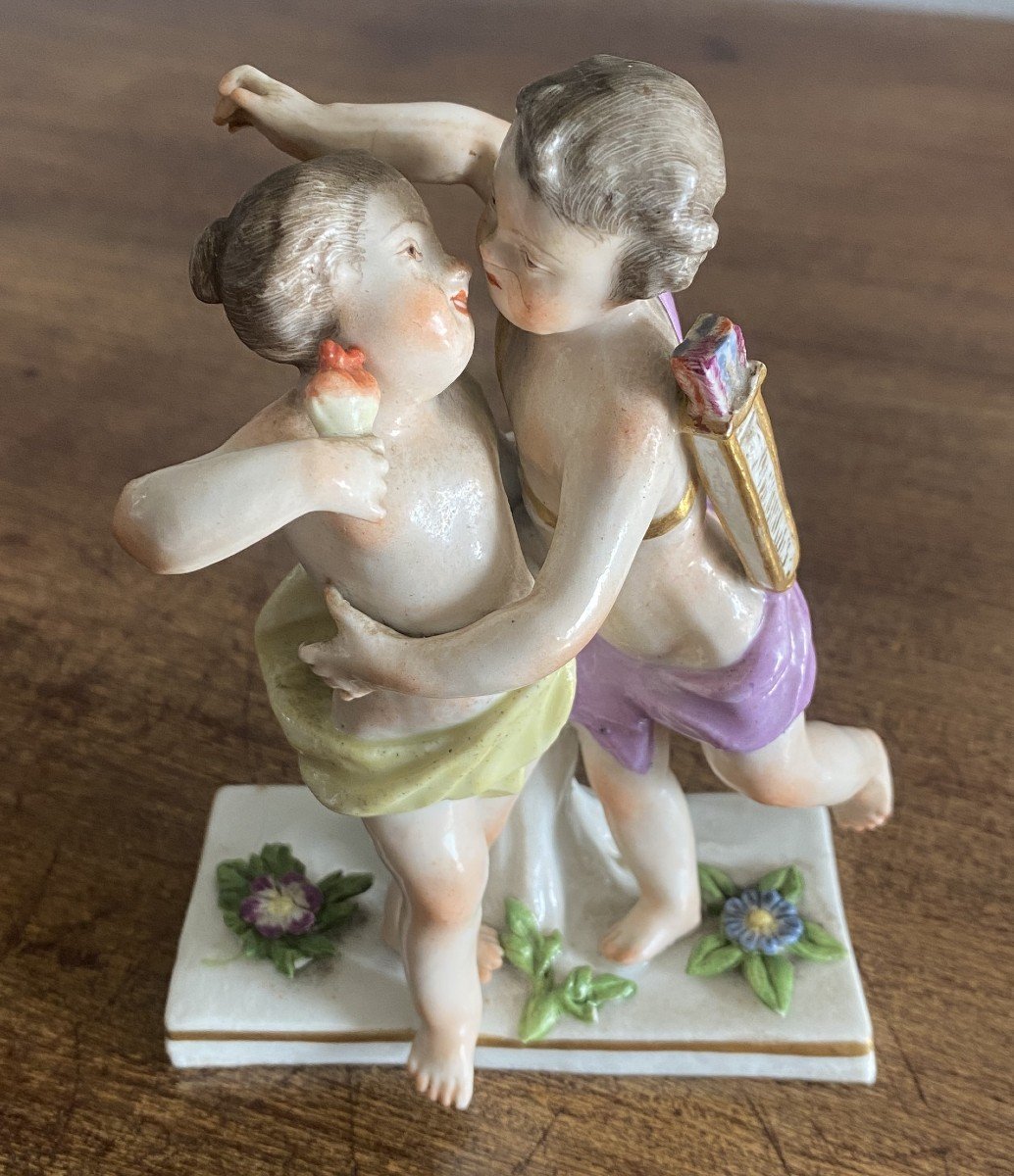 Figurines En Porcelaine De Saxe Polychrome " Le Baiser " XIX ème